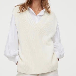 Stickad väst  - Stickad väst/slipover från hm som tyvärr inte längre kommer till användning. Helt slutsåld så vid stort intresse buda 🥰 