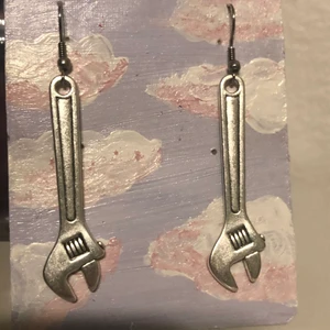 skiftnyckel örhängen  - supersöta örhängen med mini skiftnycklar på :) kommer tyvärr inte till användning. frakt är inkluderat i priset💕