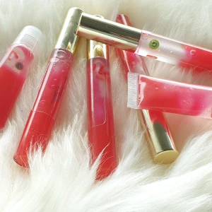 ERICA🥝🍓 LIPGLOSS 💕 - Handgjorda Lipgloss 10ml, innehåller cocosolja,E vitamin och strawberry kiwi smak. Det finns i både eand tuber/behållare och squeeze tuber. Wand tuber - 49kr, squeeze tuber  - 39kr, frakt är 15kr. Min instagram är @bgmbeautycosmetics  jag gör egen skönhets produkter. 