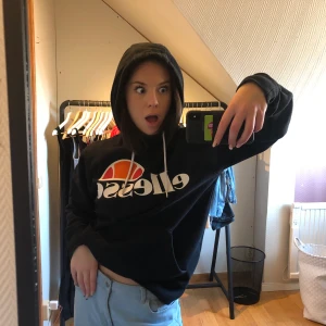 ELESSE hoodieeeweeeii - Snygg som fan, står M i manlig storlek men e XS o kvinna o den sitter som en S typ. Feeeet, buda i kommentarerna! Avslutar budningen söndag🙌🙌