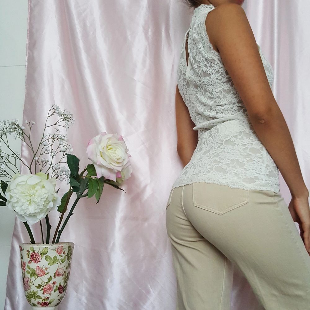 đŒ BEAUTIFUL WHITE TURTLENECK TOP WITH BUTTON AT NECK, MADE OF STRETCHY LACE. FROM DANISH ROSEMUNDE. âȘSize EU 34/XS âȘCondition 10/10 đ»My measurements âȘHeight 161cm / 5'3