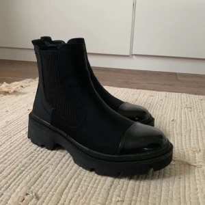 Boots  - Trendiga boots passar till allt just för att de är svarta💖💖 som nya använda max 5 gånger, säljer pågrund av inte riktigt min stil 
