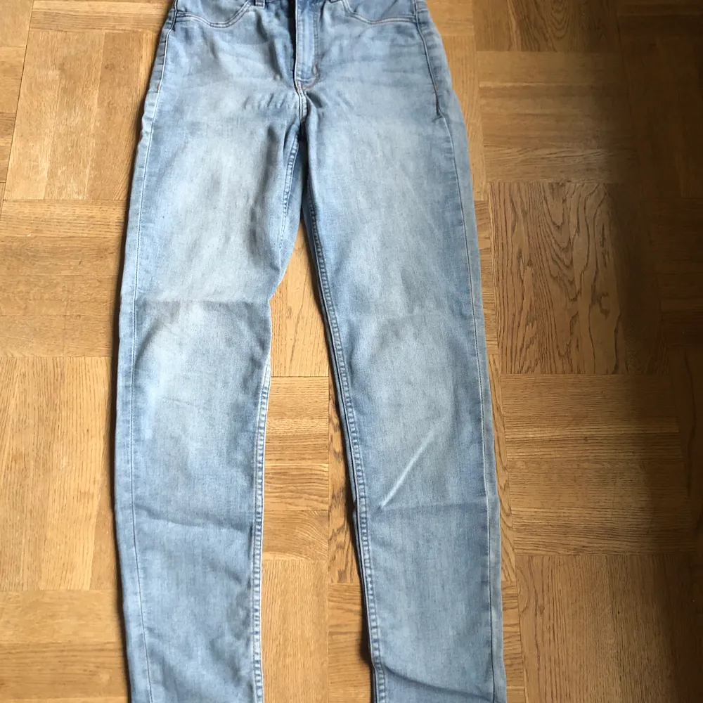 Jag säljer två par exakt likadana jeans, de två förtsa bilderna är de ljusblåa byxorna sen den tredje lite med mörkblå🥰. Säljer var och en för 100kr styck. Storlek 36 på båda. Skriv vilken färg du vill ha. Jeans & Byxor.