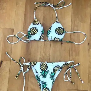 Snygg och justerbar bikini med ananas mönster. Inläggen i överdelen kan man ta bort och sätta in hur man vill.