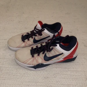 Nike skor - Nike skor säljes för 200kr + frakt. Lite slitage som är synligt på bilderna. 