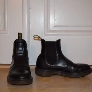 Aktuellt bud: 870 kr! ❤️❤️ Köpta nya för 1,800 kr. Dr Martens Chelsea boots skor i super bra skick! Köpte dem för några veckor sedan men märkte snabbt att de var för små för mig, bara använda ett få par gånger.