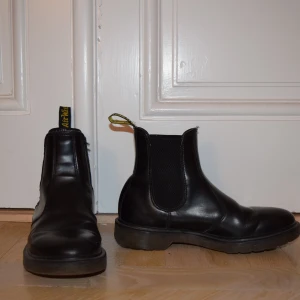 Dr. Marten Chelsea Boots! - Aktuellt bud: 870 kr! ❤️❤️ Köpta nya för 1,800 kr. Dr Martens Chelsea boots skor i super bra skick! Köpte dem för några veckor sedan men märkte snabbt att de var för små för mig, bara använda ett få par gånger.