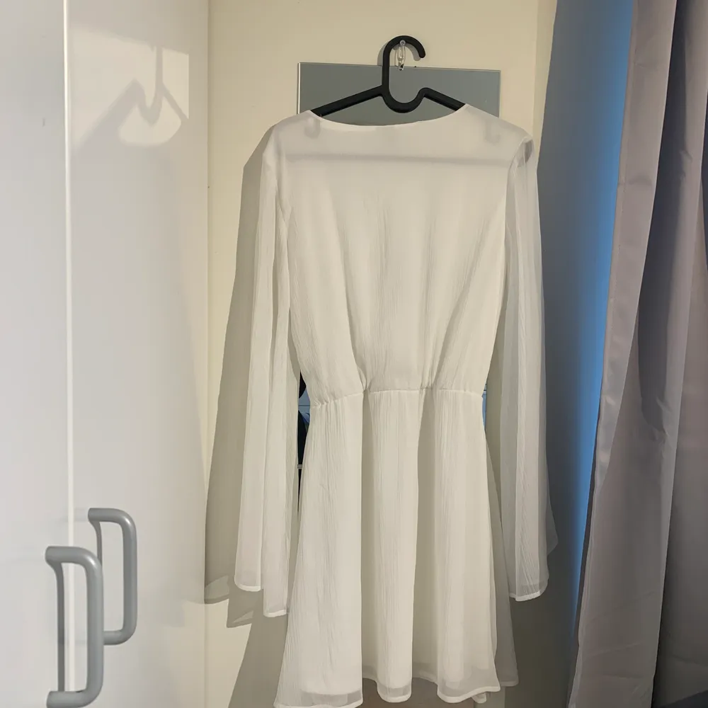 Fin vit klänning från NLY TREND. Aldrig använd!. Klänningar.