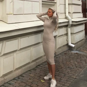 Trikåklänning - En perfekt beige, höstklänning i stretchig trikå. Perfekt att ha med tights under, ett par balla boots och en gosig jacka eller tröja till😍!! Sparsamt använd. BUDA I KOMMENTARERNA🥳🥳🥳🥳