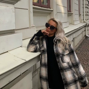 Höstjacka - Höstjackans höstjacka har ni här🔥!!! De perfekta färgerna för hösten och trendigaste jackan just nu. Den är oversize i passformen vilken är såååå snyggt, passar från XS-M beroende på hur oversize du vill ha den. Använd ett fåtal gånger så i väldigt fint skick! BUDA I KOMMENTARERNA!!🥳🥳🥳🥳🥳🥳🥳