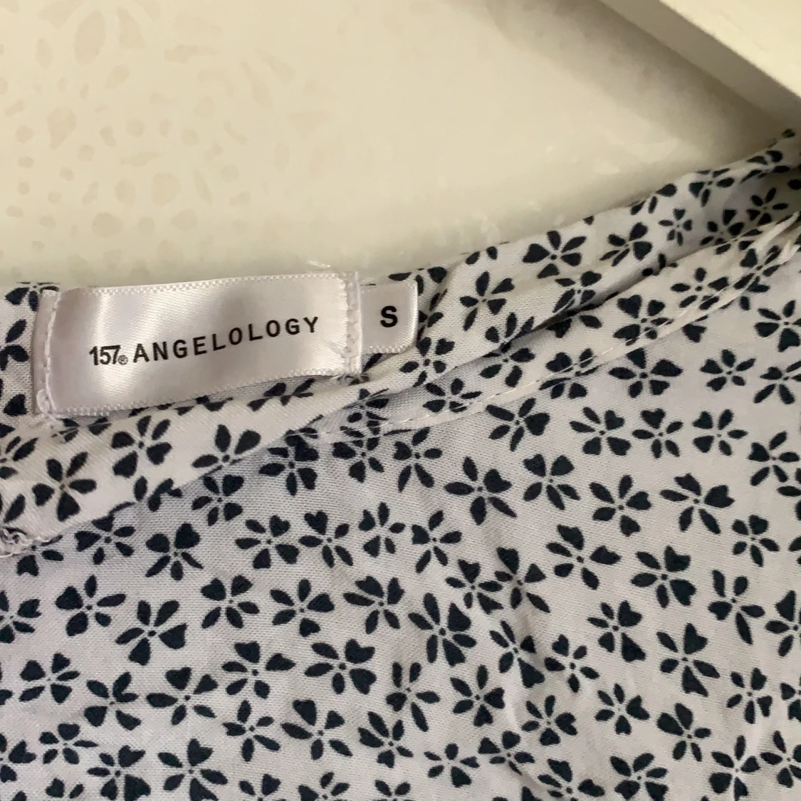 Blus med blommor - 90