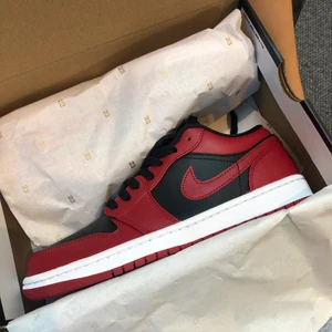 Jordan 1 low black-gym red-white  - Använda 2-3 gånger och är i bra skick köpta för 1500kr  storlek 40,5 skulle seja att dom passar nån som har 39-40,5  