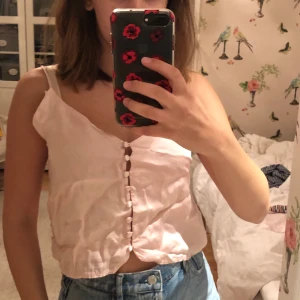 Brandy rosa topp - Brandy topp, sparsamt använd. Silkes-liknande, lite skrynklig på bilden. Fraktar endast då jag har sjukt mycket att göra just nu💗