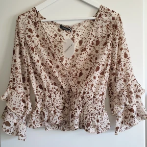 Blus, strl M - Helt ny, aldrig använd. Fin blus, men fint mjut material.