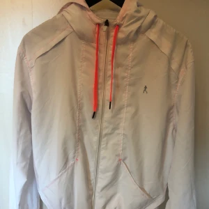 Vit springjacka - Vit springjacka, har för mig att den är köpt på Primark, skulle passa XS, S, M