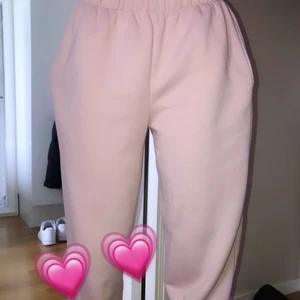 mjukis byxor i flera färger  - 💗 fyra par mjukis byxor i olika färger (swipa för att se färgerna), knappast använda, väldigt bra skick. 79 kr per styck. frakt kostnad tillkommer 