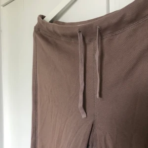 Mjukisbyxor - Ett par mjukisbyxor med justerbart band i midjan. Storlek: M. Frakt: 44 kr ej spårbart (63 kronor med spårbart postnord). SAMFRAKTAR