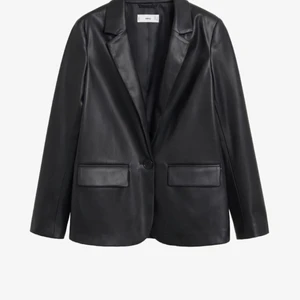 Skinnkavaj från mango - En helt oanvänd skinnblazer från mango med prislapp kvar, köpt för 599kr. Har vanligtvis M men köpte XL för att få den oversized.✨