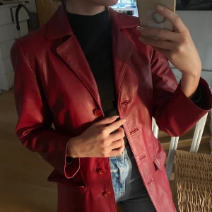 Mörkröd Saki Skinnjacka - Skinnjacka från Saki strl 36. En knappt är ganska lös så den måste sys fast, sånt jag inte orkar göra 🤷‍♀️ utöver det skitsnygg