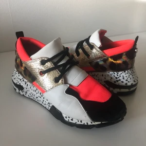 Steve Madden Cliff Chunky Sneaker - Coola, unika sneakers som passar till allt! Av skinn, mocka och textil, sula i syntet. Knappt använda pga för stor storlek, därför säljer jag. Nypris 1300kr, lägg ett bud i chatten. Jag står för frakten👍🏼☺️