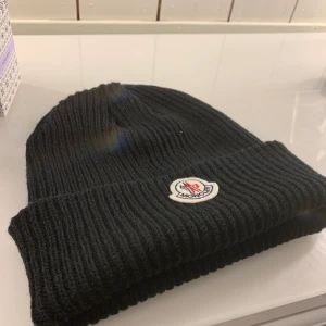 Moncler mössa - Säljer moncler mössa då den inte kommit till användning, nästintill helt ny. Köparn står för frakten (42kr)