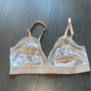 Söt bralette  - Söt bralette från h&m som aldrig kommit till användning då den är för liten för mig. Köparen står för frakten 💕