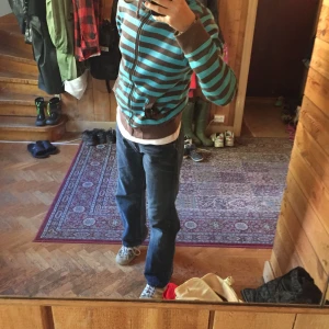  Jeans ☠️ - Dem här är super feta byxor köpt från secondhand men inte använt så många gånger! Jag har syt in dem lite på sidorna men det går att ta bort eller om du vill ha kvar det ;) 