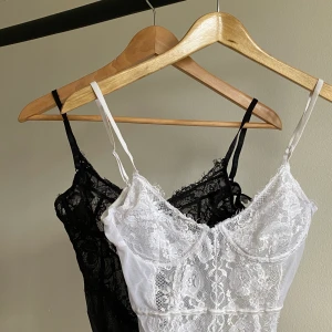 Basis bodys - Två spets body, fina till utekvällar. Säljer 100kr/st 🚫svart såld🚫