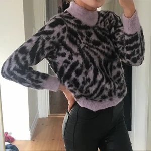 Tröja med zebramönster  - Fin lila stickad tröja med zebramönster. Säljer för att det inte riktigt är min stil. Ändast använd ca 3 ggr så den är som nyskick. Frakt ingår inte i priset💜💜