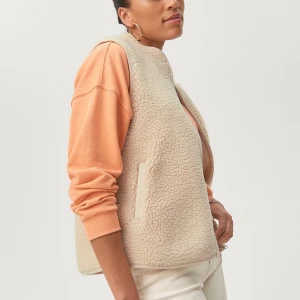 Teddy väst  - Slutsåld Teddyväst från Gina Tricot i storlek small. Nästan aldrig använd, inköpt i april. Budgivning i kommentarerna, skriv vid frågor❤️