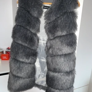 Pälsväst  - Säljer pågrund av att jag aldrig använt den och kommer även inte att göra det. Västen är i storlek S