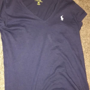 Polo - Lite v ringad :) Äkta! Andvänt några gånger väldigt fin till allt🤤👻