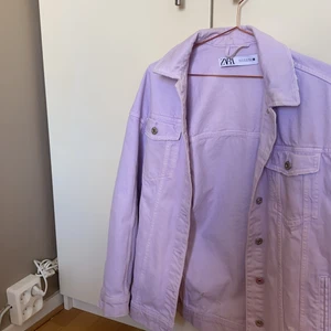 Oversized pastell lila jacka  - Snygg större jacka från Zara i storlek XS, köparen står för frakten men kan även mötas i Stockholmsområdet🌸