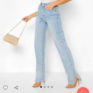 Supersnygga jeans med slits från Boohoo✨ aldrig använda och lappen kvar! Säljer pga att de va lite för långa för mig som är 168, superfina i passform💖  gratis frakt! Kostade 500kr från början men villig att sälja för betydligt mindre :)