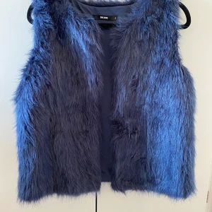 Bik Bok pälsväst(inte äkta päls) strl S - Mörkblå fejk pälsväst från Bik Bok inköpt för 450kr och endast använd en gång, så den är i väldigt fint skick:) Jag möts upp i centrala Stockholm annars fraktar jag mot fraktkostnad💕