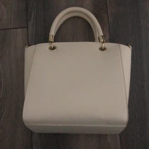 Hand väska  - En rätt så fin o gullig handväska med två små och ett stor fack använt typ en gång och Inge mer!☺️