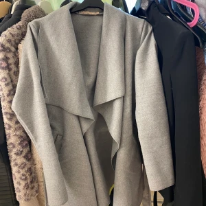 Grey coat  - Använd 2 gånger, bra jacka till våren då den är väldigt tunn. Den är en xs men passar också om är xxs i storlek. Köpt i Tyskland, väldigt bra skick och fint material. ( kan mötas upp i Halmstad annars står köpare för frakt) 