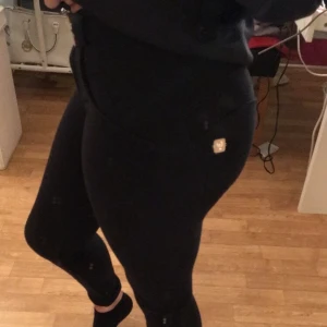 Freddy wr upp, stl 34/s,  400kr - Svarta Freddy wr up byxor i stl 34/S, använda 3-4ggr fint skick 💕 ny pris 1100kr, mitt pris 400kr😇