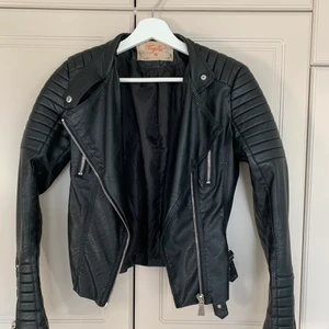 Moto Jacket Chiquelle  - Hej! Säljer nu min skinnjacka från Chiquelle i storlek 36. Har endast testat jackan så den är som ny. Vill ni ha fler bilder eller har någon fråga är det bara att skriva!😄 