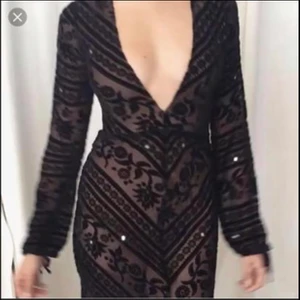 Balklänning från ”from love and lemons” - Säljer min klänning från ”From love and lemons”, aldrig använd och prislapp är på. Storlek XS. Varan är även slutsåld överallt.   Nypris: 5295 Mitt pris: 2000 (priset kan diskuteras).