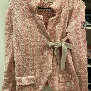 Od Molly kofta  - Knappt använd så koftan är i nyskick , finns att hämta i Göteborg men kan även skickas mot fraktkostnad .