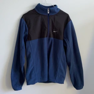 Nike fleece - En blå Nike fleece i storlek S. Jätte skön. Aldrig använd, köpt på second hand 💕 Frakt 30 kr . Kan mötas upp också 