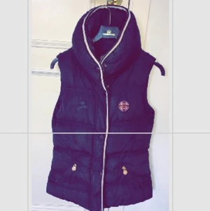 Höst väst - Fluffig och varm höst/vår väst med hög krage. Jättefint skick. Marinblå med fickor fram. Strl XS men sitter lika bra på S.