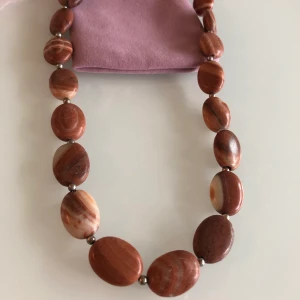 Underbart nytt natursten halsband 🍁  - •Nytt •metall nickelgodkänd •95 kr •49 cm långt  📬Kan skickas mot fraktkostnad 🚭Djurfritt och rökfritt hem  