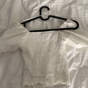 Puffadarm tröja - En tröja från ginatricot som är piffig vid armarna och är endast använd en gång, köpt för 150 tror jag men säljer den för 90+frakt💓