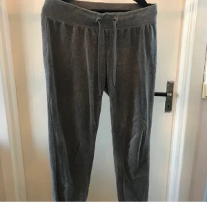 Cubus mjukisbyxor storlek L  - Snygga gråa mjukisbyxor från Cubus i storlek L använd fåtal gånger.