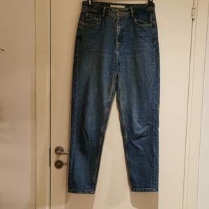 Snyggs och sköna mom jeans från zara. Storlek 36. I använt men fint skick. Skickas mot fraktkostnad. 