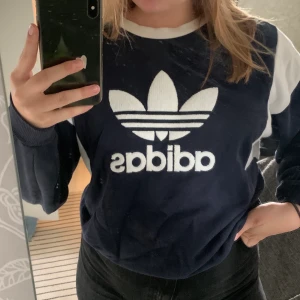 Adidas tröja  - Använder den inte längre. Frakten ingår i priset:)