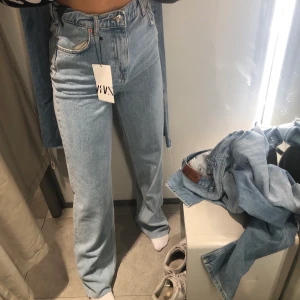 INTRESSEKOLL  - intressekoll på dessa fina zara jeans. Säljer endast vid högt bud. Jag är 175 cm lång och byxorna slutar vid min häl.