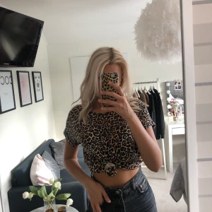 Leopard T-shirt från only - T-shirt i leopardmönster från ONLY. Denna är i en oversized modell i storlek XS och den går utmärkt att knyta och stoppa ner🖤🐆